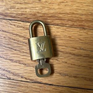 Louis Vuitton Lock and Key 323 Vintage